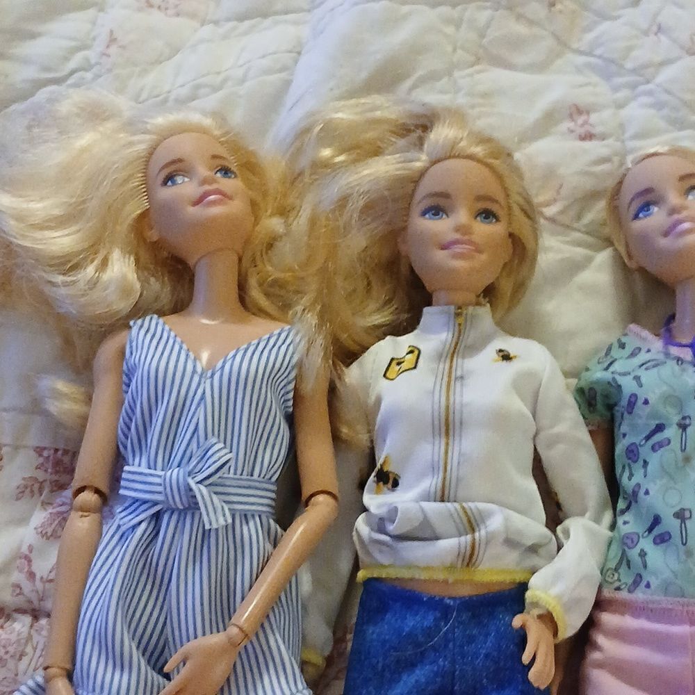 Barbies   - Picture 3 of 4
